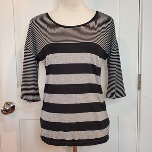 AMERICAN EAGLE SZ XS Scoop neck Black & Gray Striped Knit Stretch Top